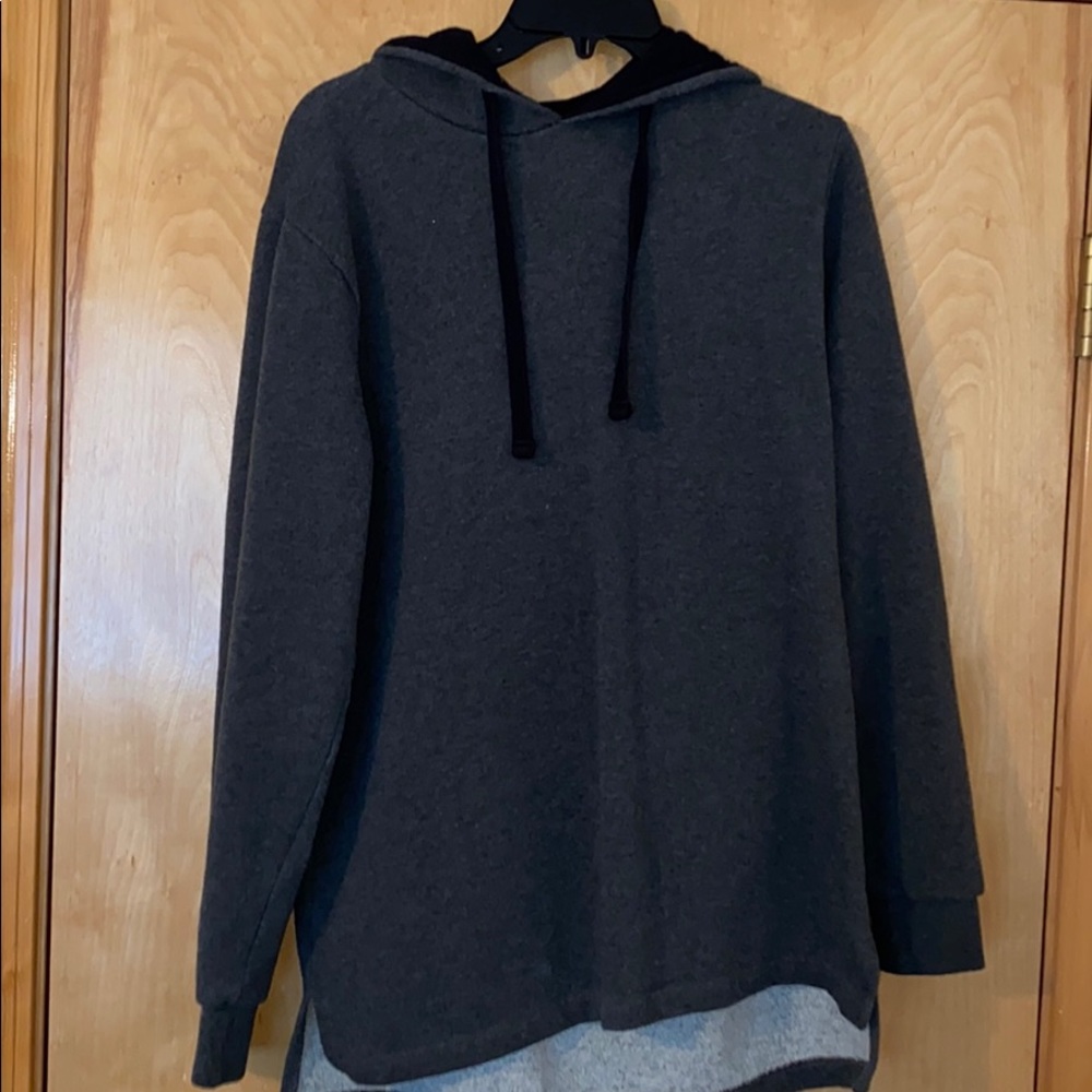 Medium Young & Reckless hoodie